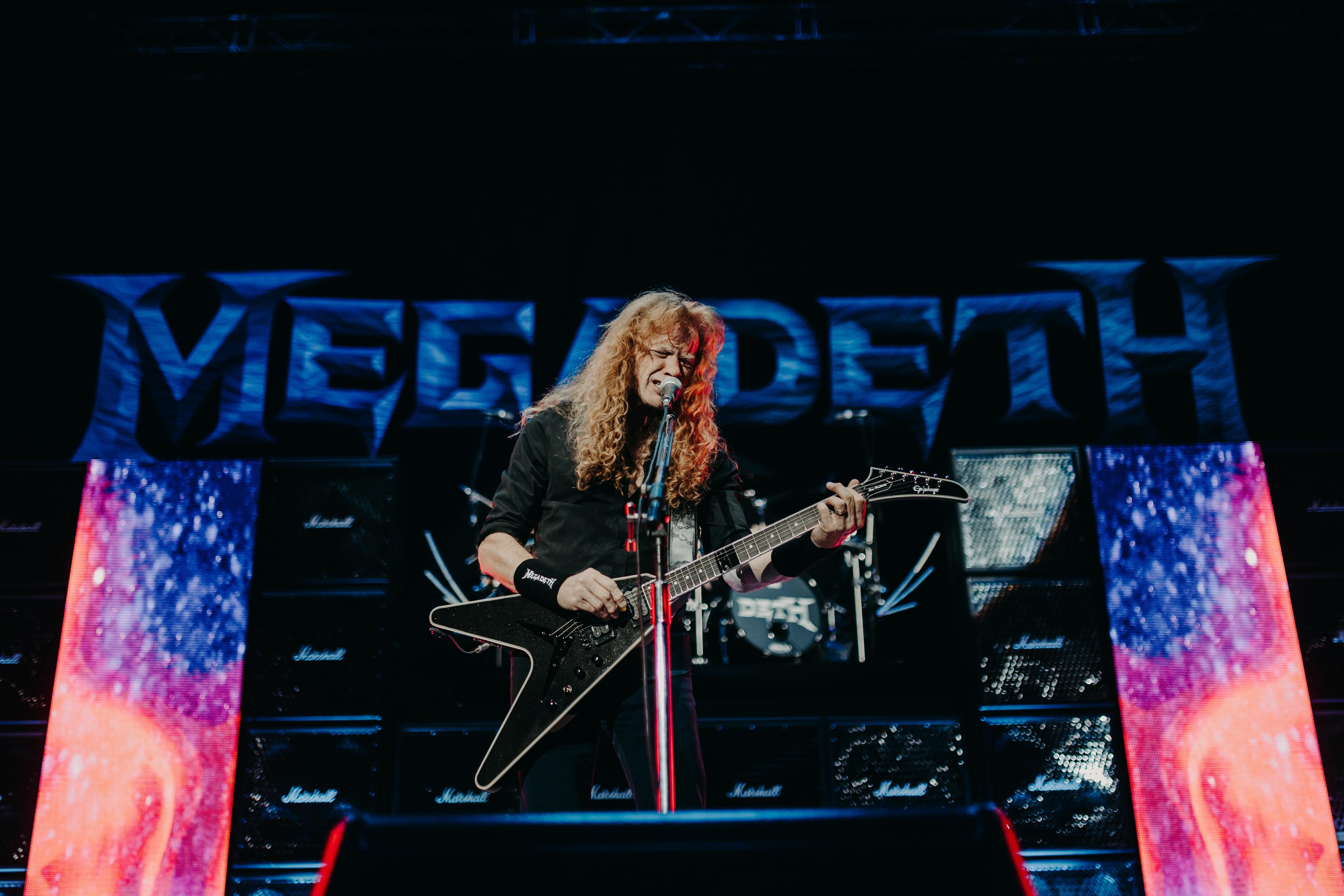 Megadeth live, Mustaine mit seiner Signature-Gitarre Epiphone Dave Mustaine Flying V Custom_DaveMustaine-AnaMassard_Epipho...